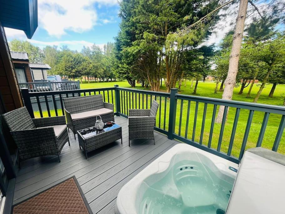 Hideaway Retreat With Hot Tub York Exterior foto